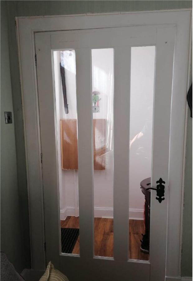 1 Bed In The Outskirts Of Edinburgh, Free Wifi & Street Parking, Self-Catering Apartment Броксбърн Екстериор снимка