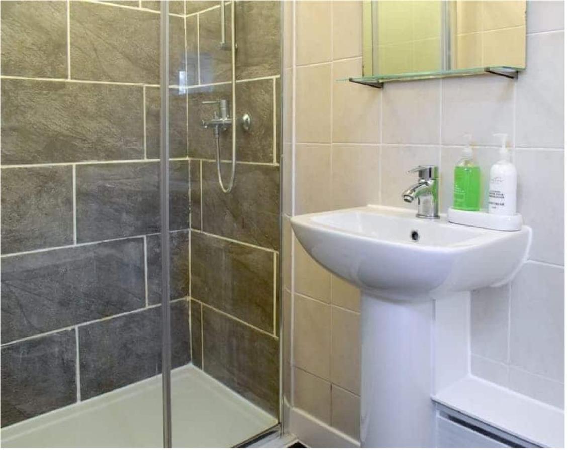 1 Bed In The Outskirts Of Edinburgh, Free Wifi & Street Parking, Self-Catering Apartment Броксбърн Екстериор снимка