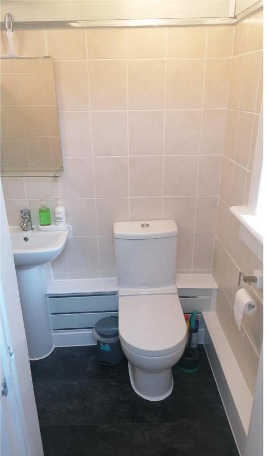 1 Bed In The Outskirts Of Edinburgh, Free Wifi & Street Parking, Self-Catering Apartment Броксбърн Екстериор снимка